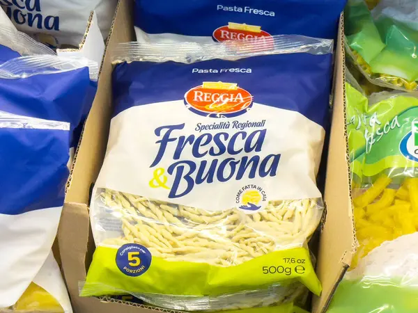 Markette bölgesel özel etiketli İtalyan makarna paketi.