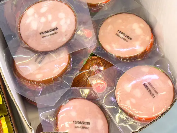 Son kullanma tarihi olan dilimlenmiş İtalyan mortadellası..