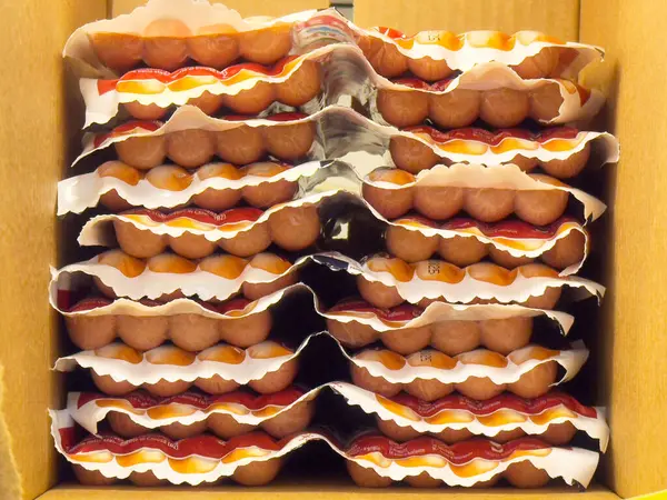 Mukavva kutuya istiflenmiş toplu sosisliler..