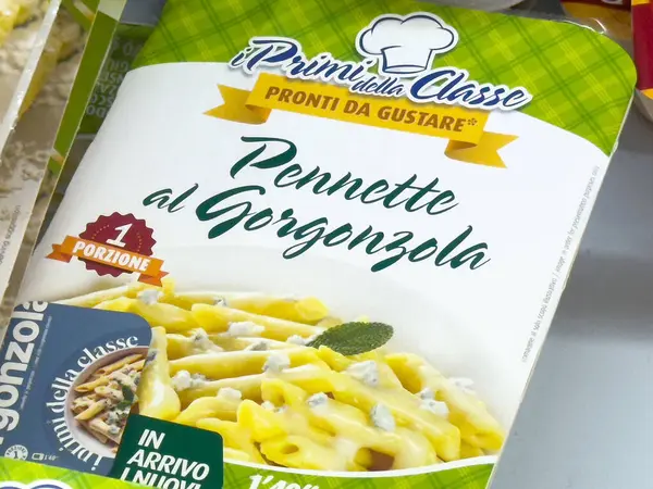 İtalyan pennette al Gorgonzola yemek paketini yakın plan hazırla..