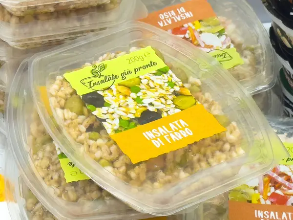 Plastik kaplarda arpa ve zeytinli İtalyan farro salatası..