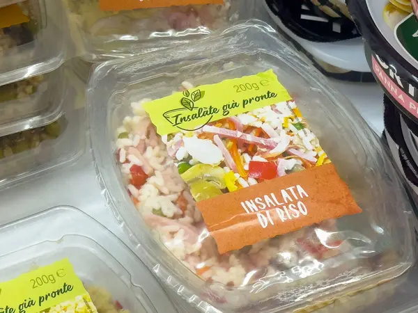 Market rafında İtalyan pirinç salatası paketi.