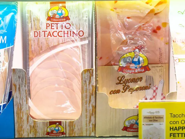 Çeşitli paketlenmiş etler: İtalyan pazarında hindi ve peperoni görüntüsü.