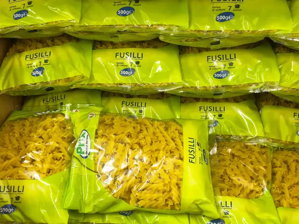 Raflarda fusilli makarna paketleri.