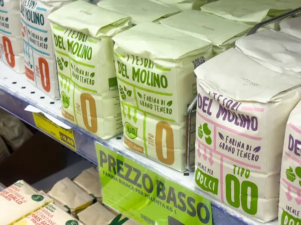 Market rafında İtalyan unu seçimi. Üstünde pilav ve polenta için tüyo var..