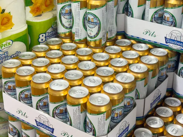 Market vitrininde yığılmış bira kutuları..