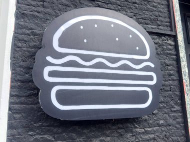 Modern tasarım ile dokulu duvarda minimal hamburger işareti.