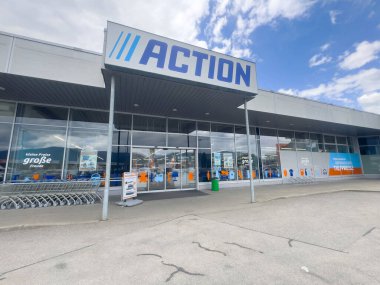 Bulutlu bir günde alışveriş arabalarıyla büyük aksiyon mağazasının dışı..