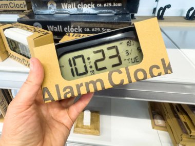 Perakende mağazasının rafında dijital alarm saati görüntülendi.