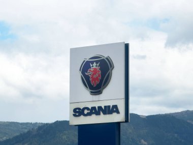 Reklam panosunda dağ ve bulutlu gökyüzü arkaplanlı İskandinav logosu.