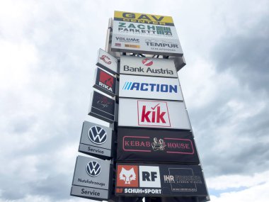 Çeşitli perakende ve servis logolarının yer aldığı ticari işaret kulesi.