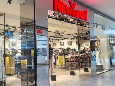 Moda vitrinleri ve alışveriş merkezleri olan modern giyim mağazası..