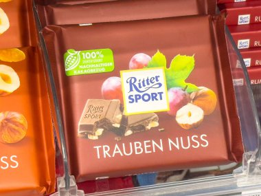 Kahverengi ambalajlı üzüm ve fındıklı Ritter sporu Trauben Nuss çikolatası.
