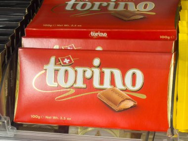 Torino, rafta kırmızı ambalajlı sütlü çikolatalar..