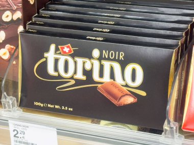İsviçre torino noir çikolatası vitrininde.