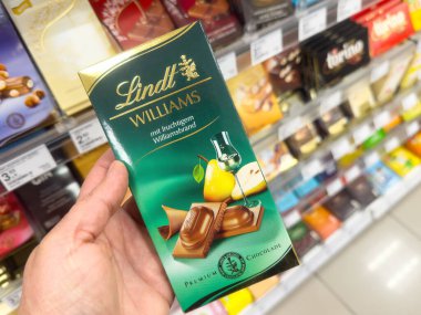 Lindt Williams 'la el ele tutuşup marketin koridorunda armut çikolatası yiyorlar..