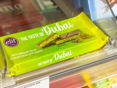 Dubai fıstıklı sütlü çikolata ve safran sergileniyor..