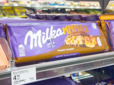 Fiyat etiketi olan çikolatalı Milka fıstığı..