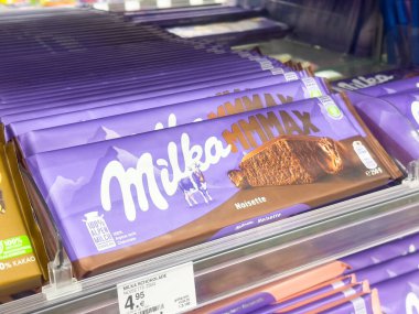Marketin rafında etiketli Milka çikolataları.