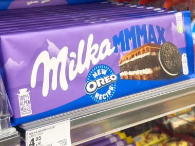 Marketin rafında milka oreo etiketli çikolata sergisi.