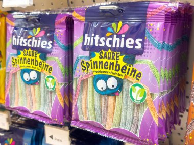 Hitschies renkli örümcek tasarımı ve vegan etiketli ekşi şeker paketi.