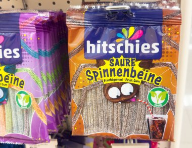 Hitschies ekşi örümcek bacakları şeker ambalajı vitrininde.