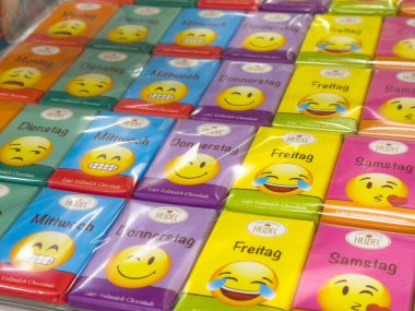 Emojili renkli çikolatalar ve Alman iş günleri.