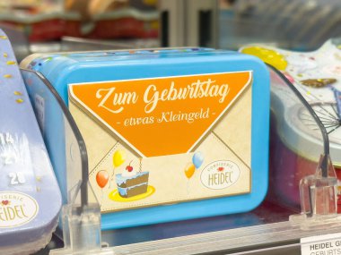 Pastalı ve balonlu Heidel 'den renkli bir hediye kutusu..