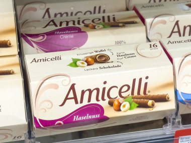 Perakende mağazasında Amicelli haselnuss çikolatalı gofret ambalajı görüntüsü.