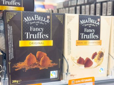 Mia bella süslü trüf mantarları sergileniyor.
