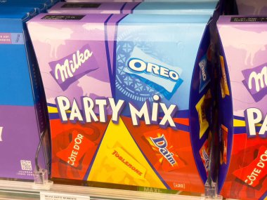 Çikolata ve bisküvi karışımı renkli parti. Oreo ve Milka dahil..