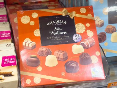 Almanca alkollü çeşitli mini pralinler kutusu, sınırlı sayıda üretilmiş ambalaj..