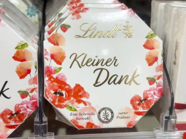 Lindt Kleiner nemli çikolatalar kırmızı gelincikli çiçek kutusu tasarımı.