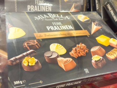 Karışık çeşitleri ve ambalaj detaylarıyla çeşitli çikolatalı pralinler kutusu görüntüsü.