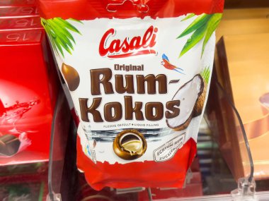 Hindistan cevizi ve tropikal tasarım içeren Casali rom-kokos şeker paketi.
