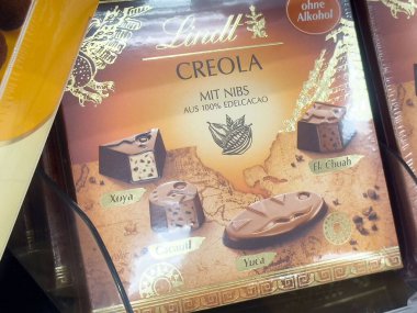 Kakao parçalı ve egzotik aromalı Lindt Creola çikolata koleksiyonu..