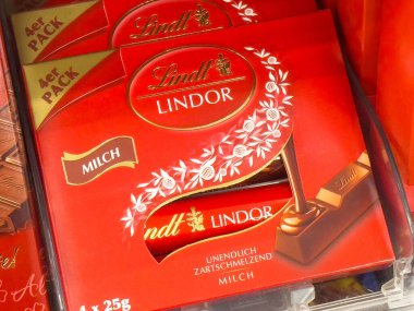 Lindt Lindor sütlü çikolata. Çiçek desenli 4 'lü paket..