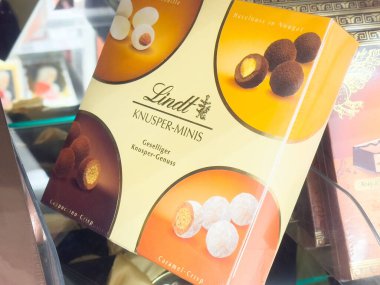 Fındıklı fındık ve karamelli çıtır çıtır detaylarla dolu Lindt knusper mini kutu..