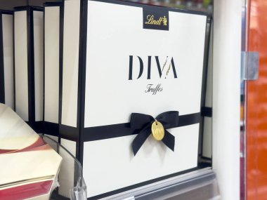 Lindt diva yer mantarı mağazada zarif ambalaj görüntüsü.