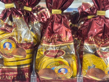 Mirabell mozartkugeln çikolata sikkeleri dekoratif kırmızı ve altın ambalajlı.
