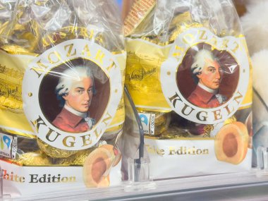 Mozartkugeln beyaz baskı ambalaj görüntüsü depoda.