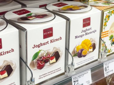 Süpermarketin soğutmalı bölümünde çeşitli Joğurt aromaları sergileniyor.
