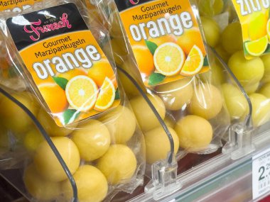 Market rafında portakal aromalı marzipan topları ambalaj görüntüsü.