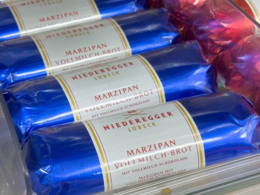 Niederegger Lubeck badem ezmesi Vollmilch-brot çikolata ambalajı.