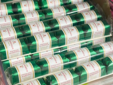 Yeşil folyo ambalajlı Pistachio badem ezmesi çubukları.