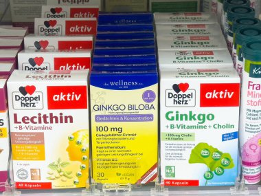 Sağlık mağazasındaki raflarda çeşitli bitkisel takviyeler ve vitaminler var..