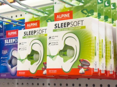 Perakende rafında gösterilen yumuşak yeşil kulak tıkaçları.