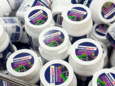 Dişeti çiğneme sakızları. Taze Cassis aromalı..