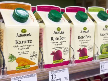 Süpermarkette sergilenen raflarda çeşitli alnatura sebze suyu kutuları..