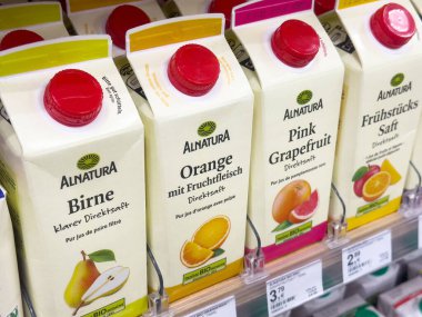 Süpermarket raflarında çeşitli alnatura meyve suyu kutuları..